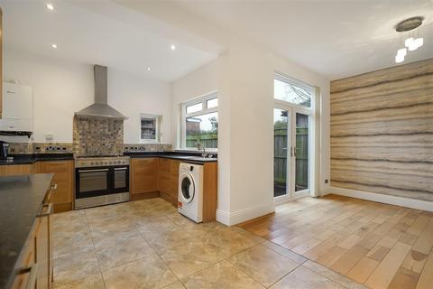 4 bedroom semi-detached house to rent, Milbank Crescent, Darlington