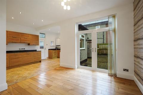 4 bedroom semi-detached house to rent, Milbank Crescent, Darlington