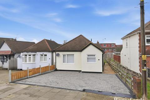 2 bedroom bungalow for sale, The Crescent, Upminster, RM14