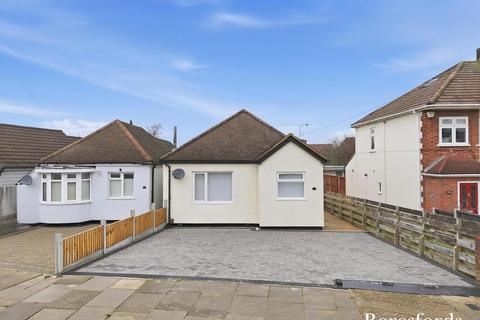 2 bedroom bungalow for sale, The Crescent, Upminster, RM14