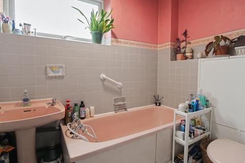 1 bedroom flat for sale, Queens Road, Hersham KT12