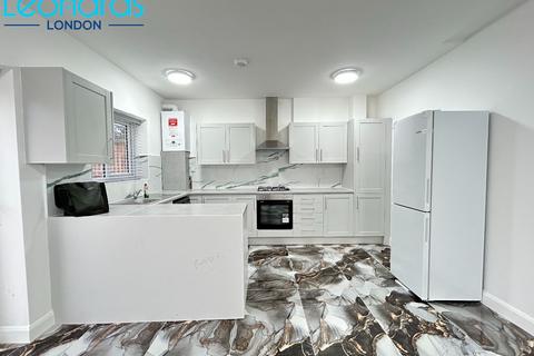 3 bedroom apartment to rent, Robinson Road, London