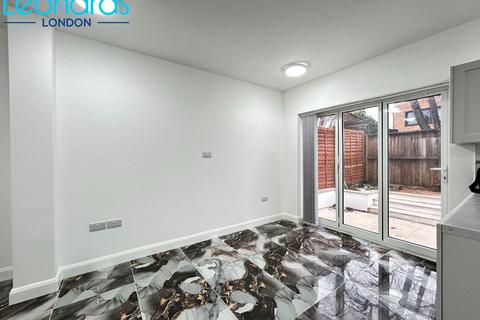 3 bedroom apartment to rent, Robinson Road, London