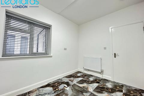 3 bedroom apartment to rent, Robinson Road, London