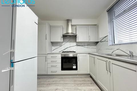 2 bedroom apartment to rent, Robinson Road, London