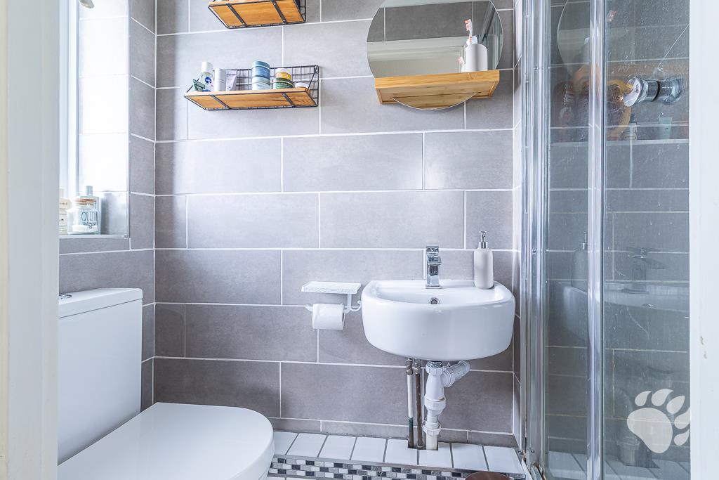 En-Suite to Bedroom 1