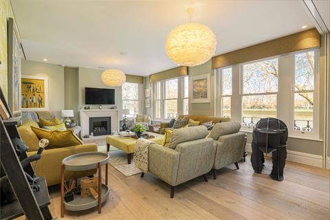 Embankment, Putney, London, SW15