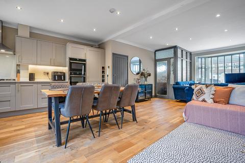 3 bedroom terraced house for sale, Chestnut Manor Close, Staines-upon-Thames, TW18