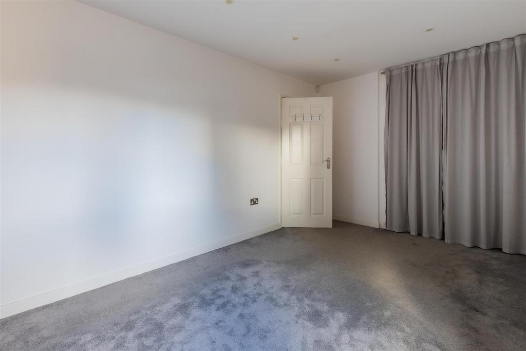4 Caernarvon Court-13.jpg