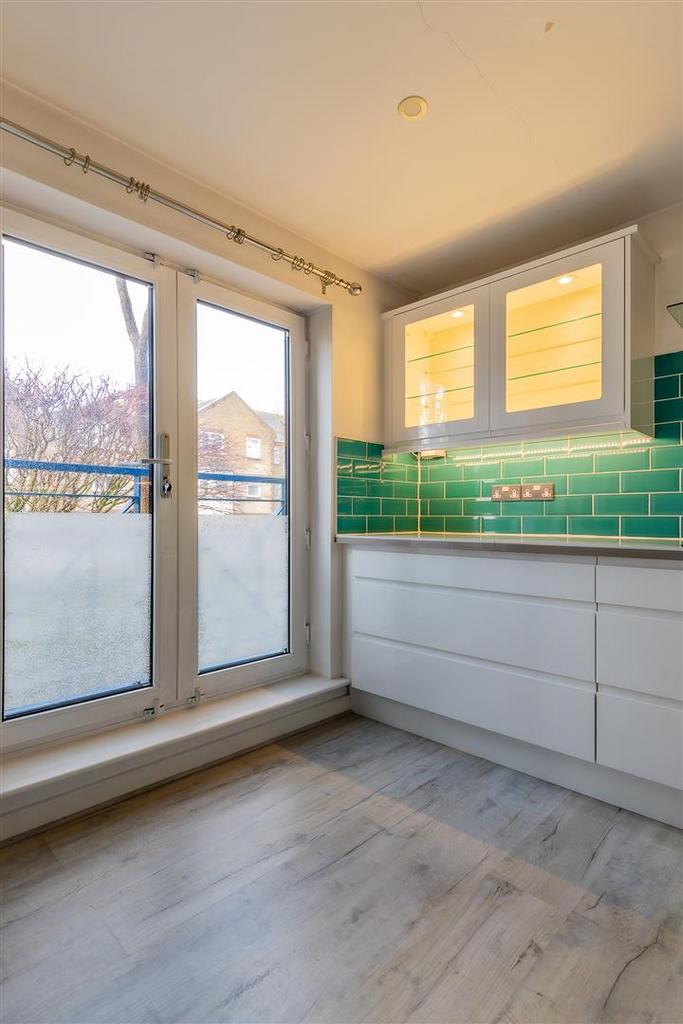 4 Caernarvon Court-1.jpg