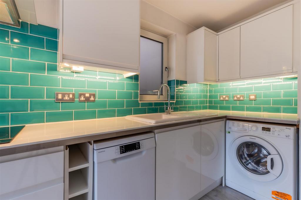 4 Caernarvon Court-3.jpg