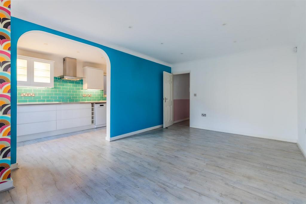 4 Caernarvon Court-8.jpg