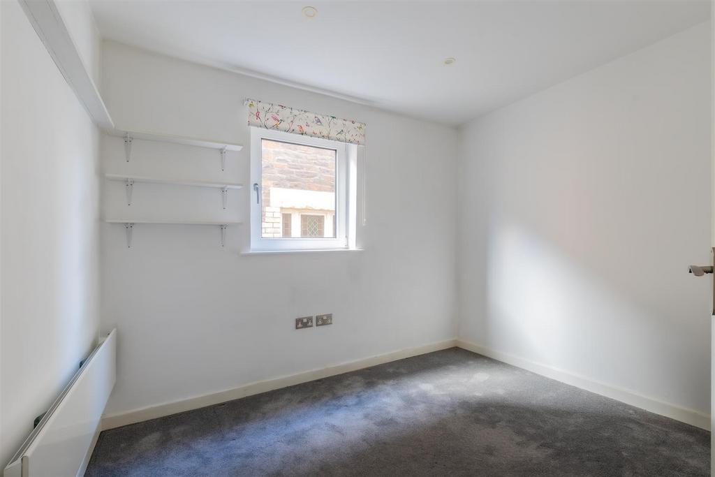4 Caernarvon Court-10.jpg