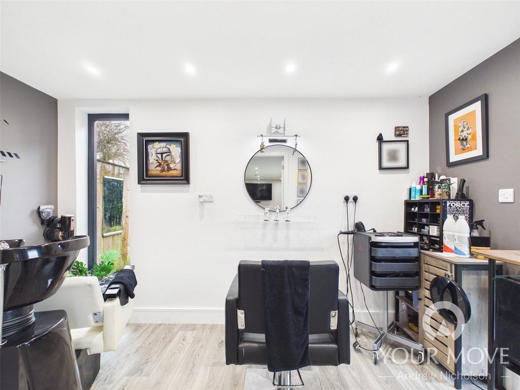 Salon Area