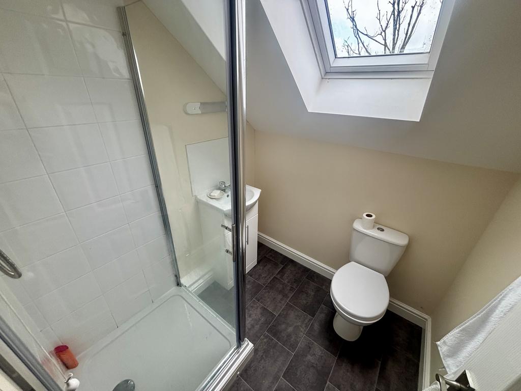 En suite to bedroom 1