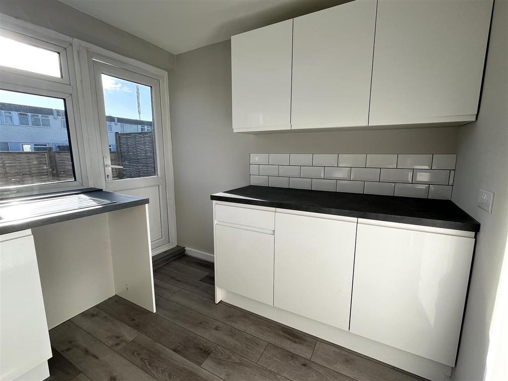 Kitchen 2.jpg