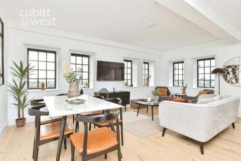 2 bedroom apartment to rent, AVAILABLE IMMEDIATELY, South Street, BN41