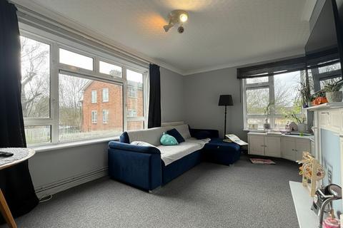 3 bedroom flat for sale, Moorfield Road, Uxbridge, UB8