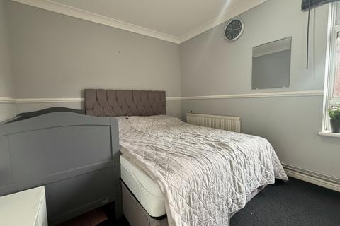 3 bedroom flat for sale, Moorfield Road, Uxbridge, UB8
