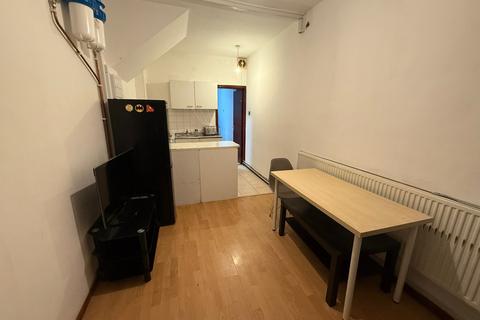 2 bedroom flat to rent, Southall, UB2