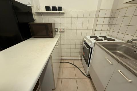 2 bedroom flat to rent, Southall, UB2