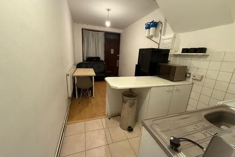 2 bedroom flat to rent, Southall, UB2