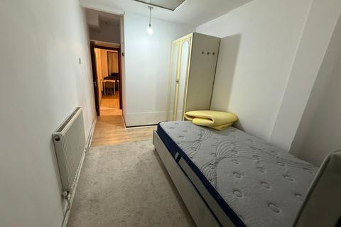 2 bedroom flat to rent, Southall, UB2