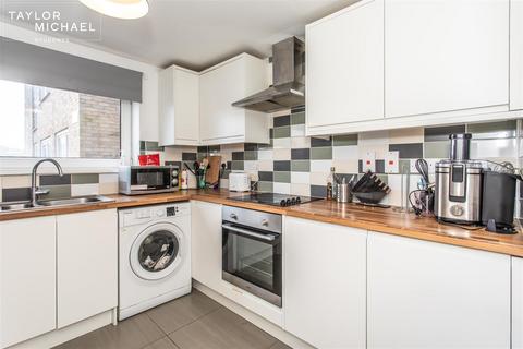 4 bedroom flat to rent, Highbrook Close, Brighton