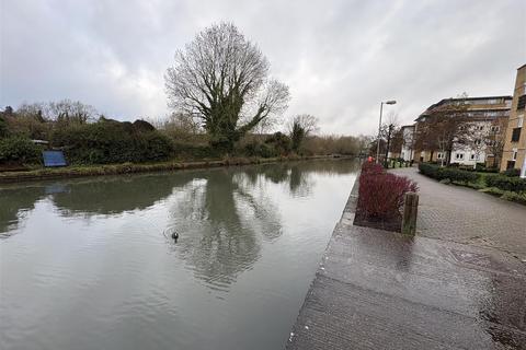 undefined, Ovaltine Drive, Kings Langley