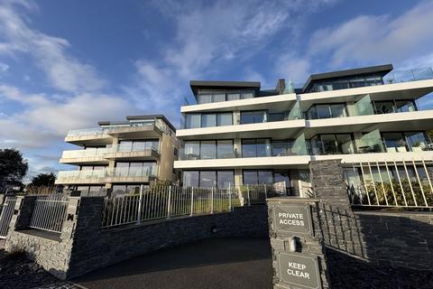Exceptional Three-Bedroom Apartment with Sea Views & Balcony – Southbourne