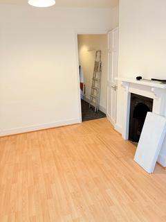 2 bedroom flat to rent, Empress Avenue, Ilford IG1