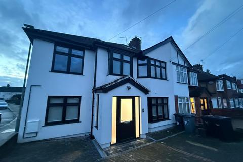 3 bedroom flat to rent, Alders Road, Greater London HA8