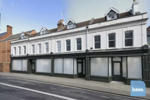 4 bedroom flat to rent - View 3