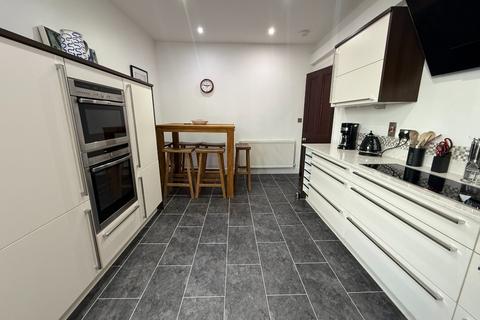 4 bedroom flat to rent, Manor Place, Edinburgh EH3