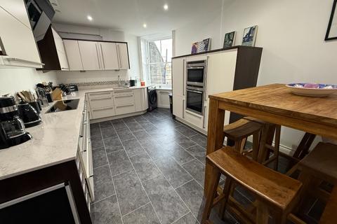 4 bedroom flat to rent, Manor Place, Edinburgh EH3