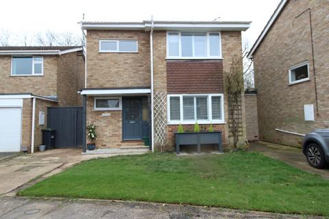 3 bedroom detached house to rent, Badgers Walk, Burgess Hill, RH15