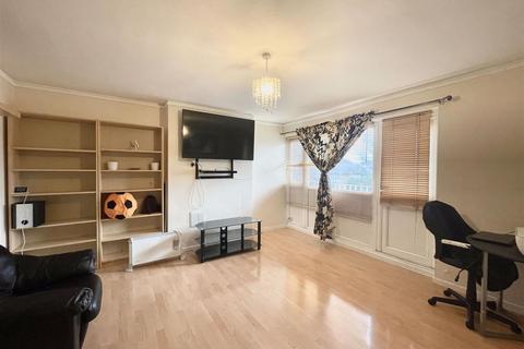 3 bedroom flat to rent, Villiers Close, London E10