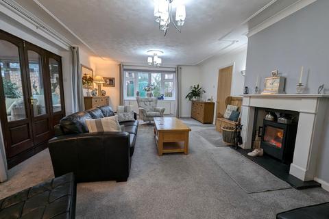 3 bedroom bungalow for sale, Main Street, Worlaby, DN20