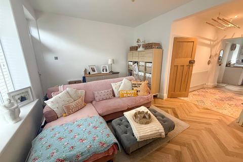 2 bedroom end of terrace house for sale, West View, Silsden