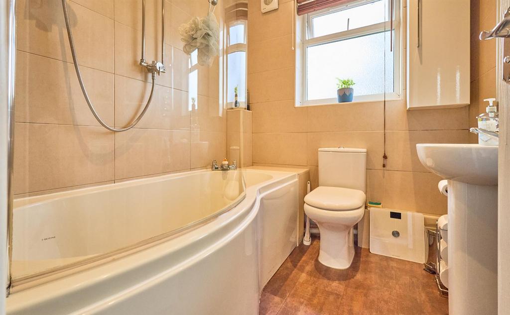 Family Bathroom to Rear