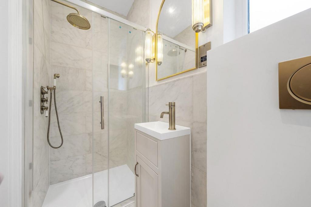 Bathroom (2).JPG