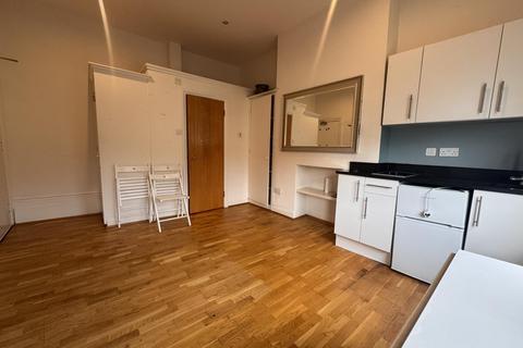 Studio to rent, Finsbury Park Road, Finsbury Park, N4