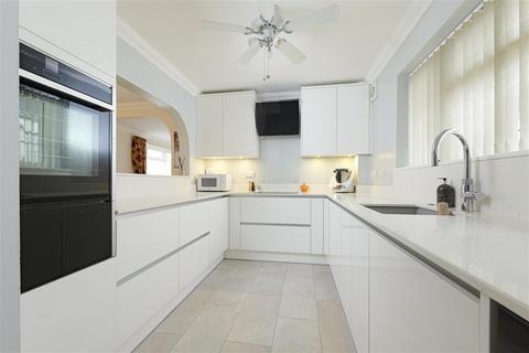 5 bedroom detached house for sale, Lower Rainham Road, Rainham