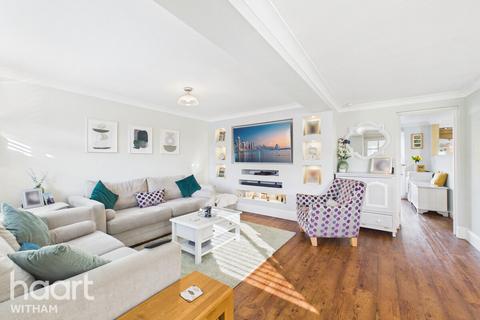 3 bedroom end of terrace house for sale, Larch Grove, Witham