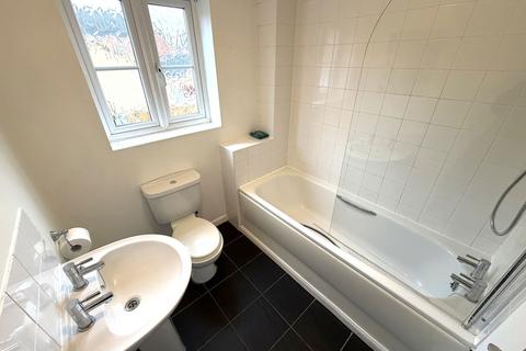 3 bedroom terraced house to rent, Friston Close, Kettering NN15