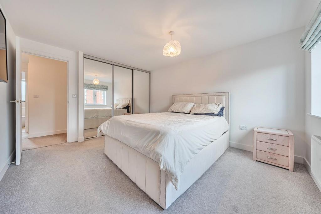 MASTER BEDROOM.jpg