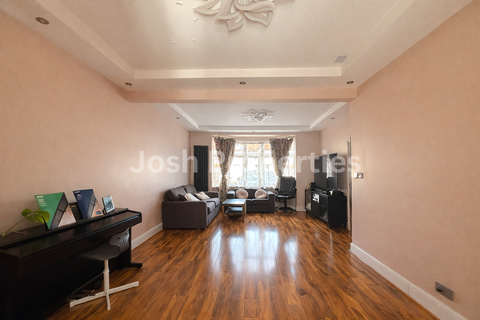 3 bedroom terraced house to rent, Wards Road, Ilford IG2
