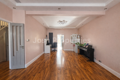 3 bedroom terraced house to rent, Wards Road, Ilford IG2