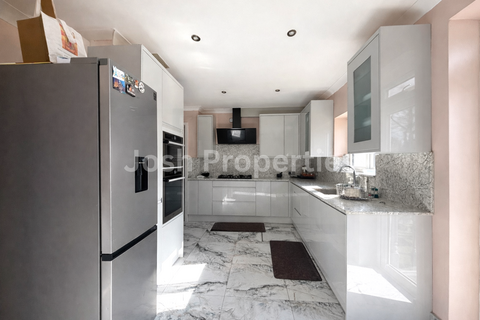 3 bedroom terraced house to rent, Wards Road, Ilford IG2
