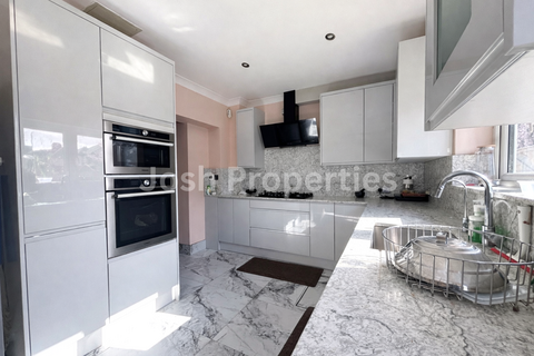 3 bedroom terraced house to rent, Wards Road, Ilford IG2